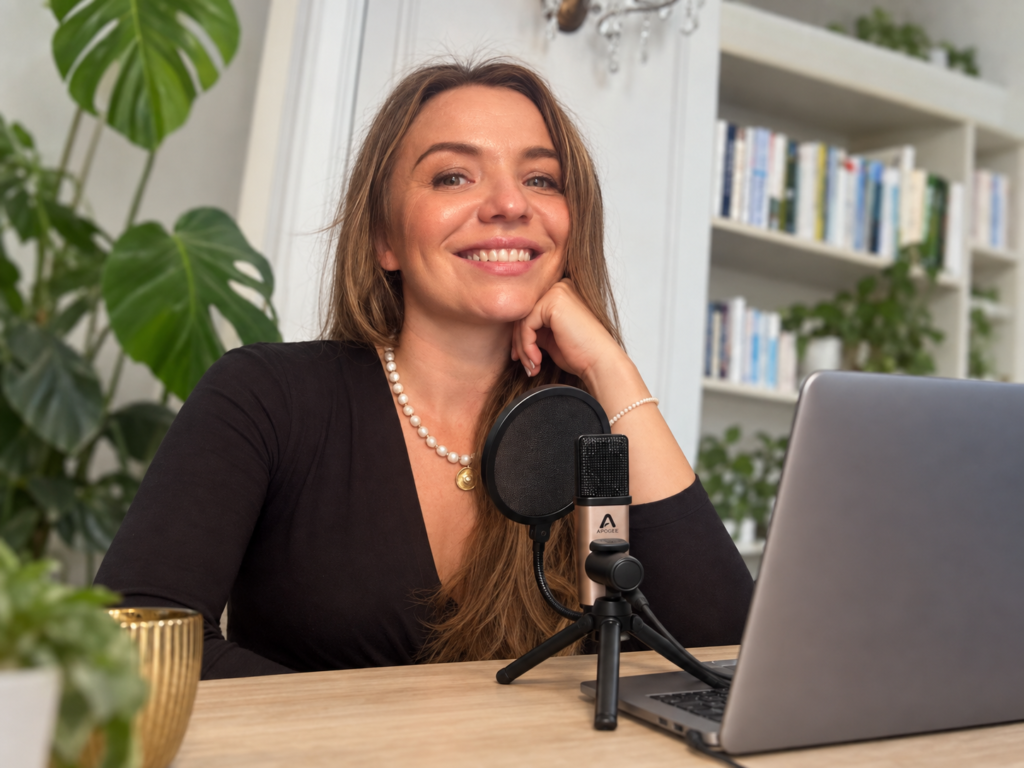 Kinga Miśkiewicz przy mikrofonie i komputerze podczas spotkania online